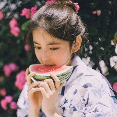 娱乐吃瓜的头像男真人,男真人生吃瓜背后的故事